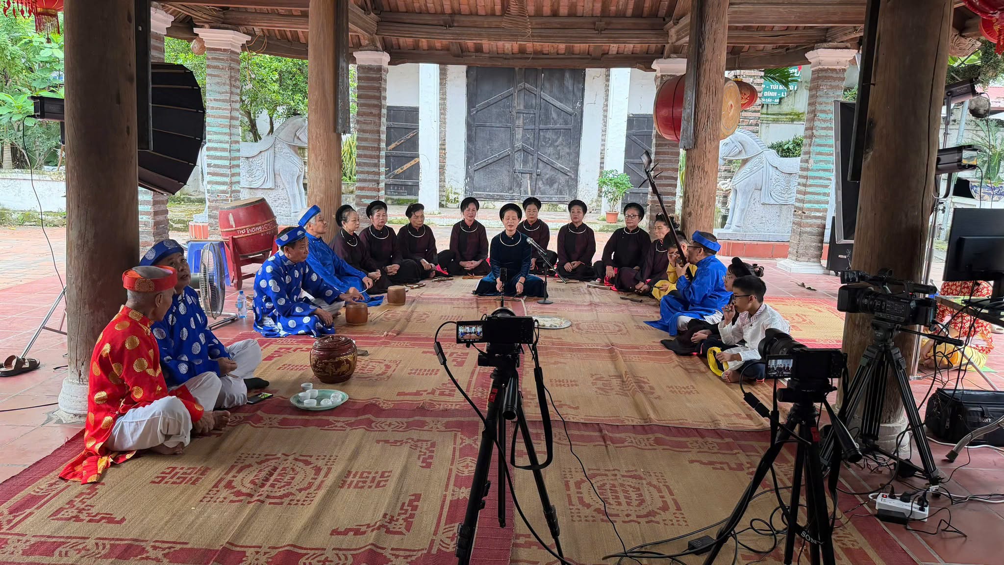 Công tác ghi hình, dẫn dắt chương trình được điều phối mượt mà giữa không gian cột gỗ trầm mặc của Đình Ngãi Cầu.