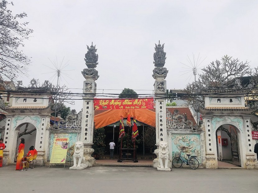 Đình làng Phú Vinh (xã An Khánh, Hà Nội) là nơi hội họp, diễn ra các hoạt động văn hóa - văn nghệ, lưu giữ nhiều phong tục, tập quán tốt đẹp và là hiện thân của tình đoàn kết cộng đồng.