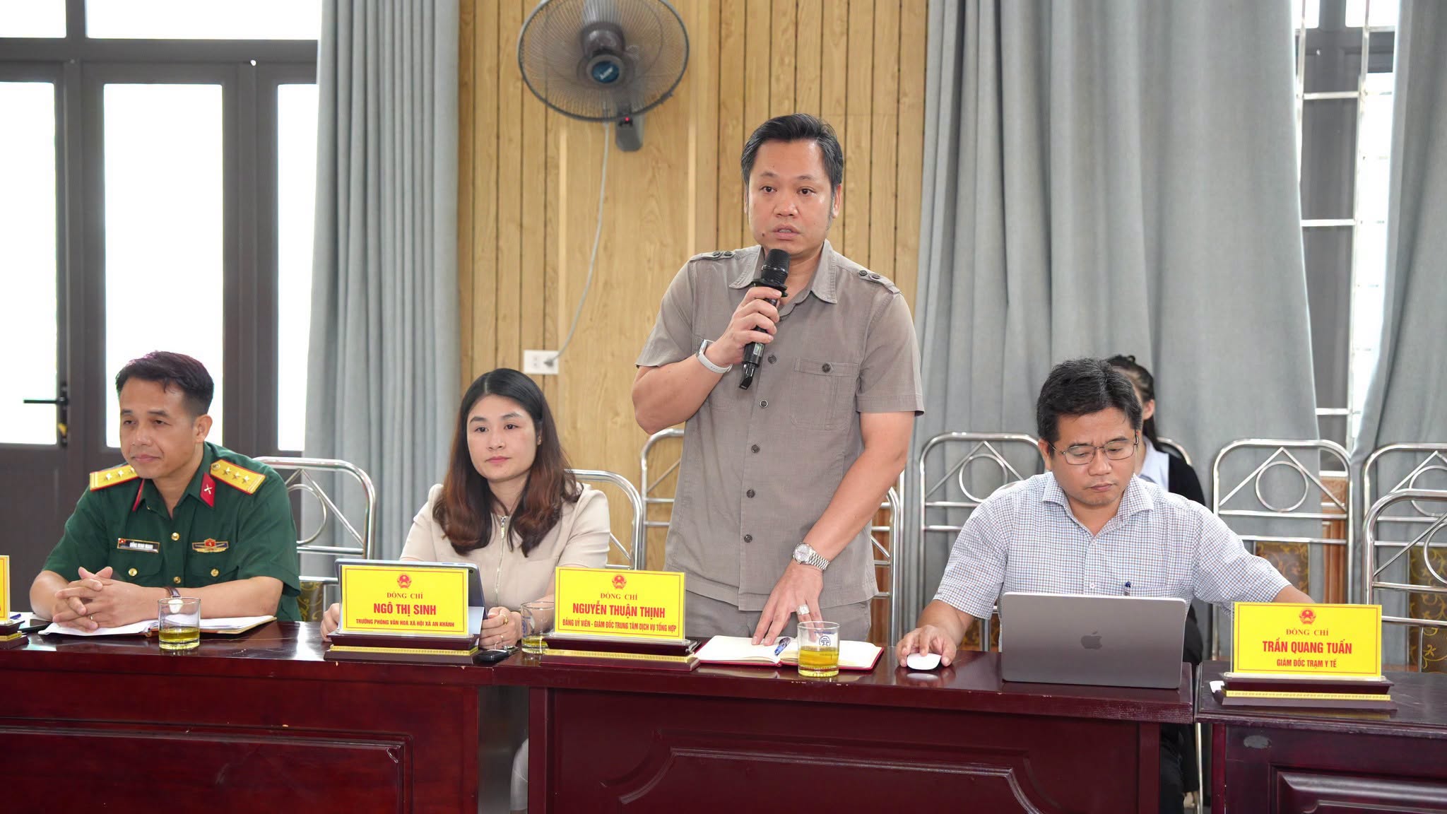 Đại diện cơ sở phát biểu, nêu rõ những khó khăn và kiến nghị với lãnh đạo UBND xã.