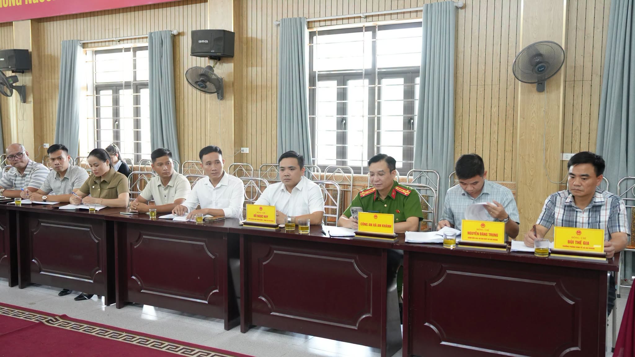Các đồng chí lãnh đạo UBND xã An Khánh và các ban ngành, đoàn thể tập trung lắng nghe báo cáo và các đề xuất từ cơ sở.