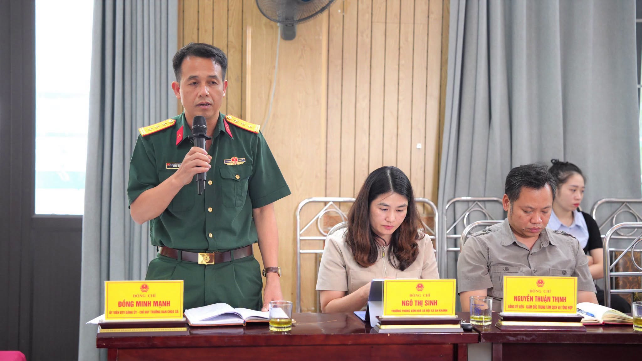 Đại diện các cơ quan chuyên môn ghi nhận và giải đáp trực tiếp các vấn đề thuộc thẩm quyền.