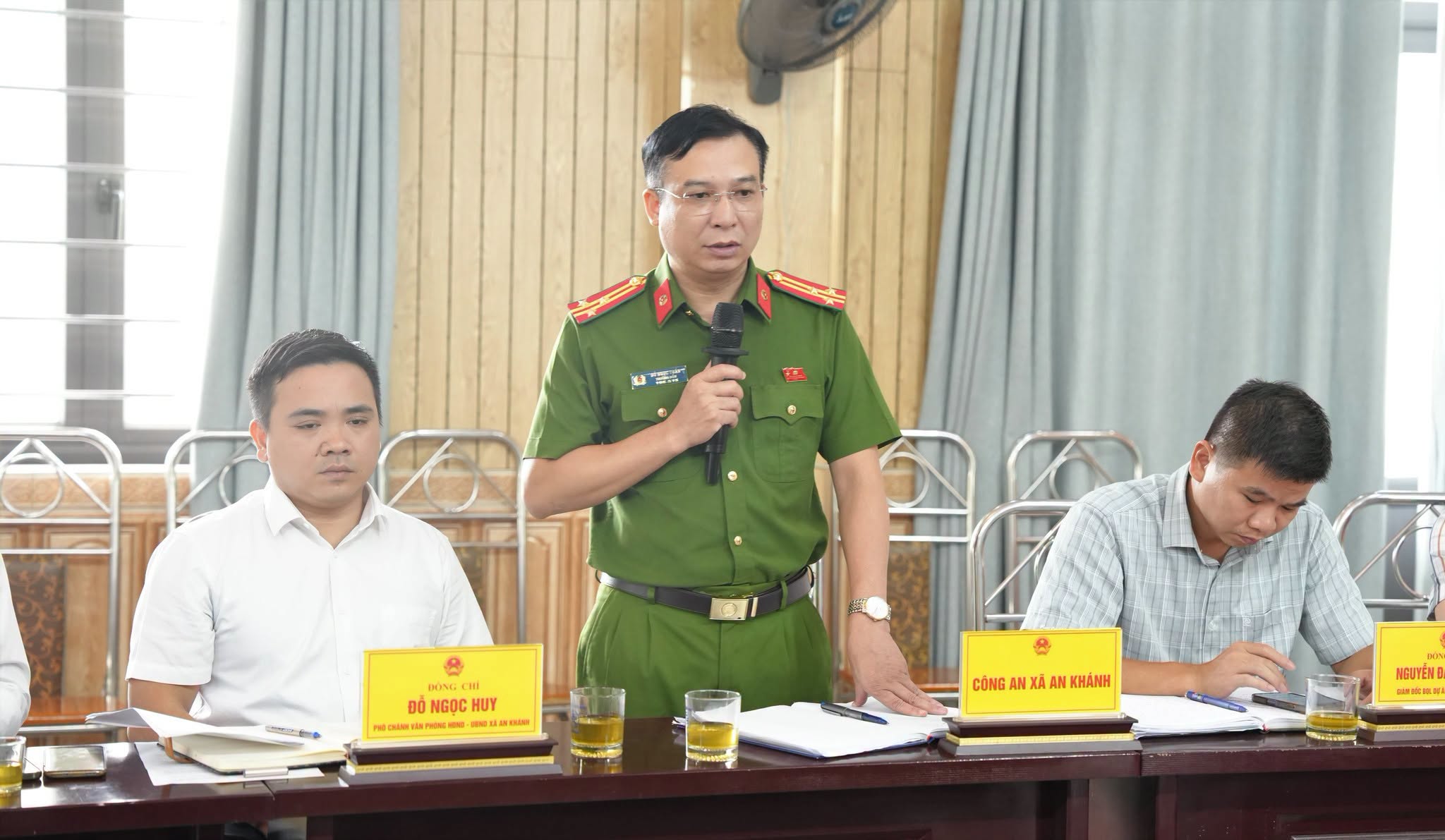 Lực lượng Công an xã trao đổi về các giải pháp đảm bảo an ninh trật tự và xử lý vi phạm môi trường.