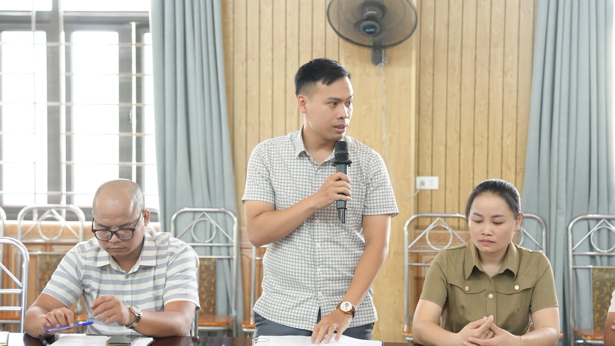 Các ý kiến kiến nghị về việc kiện toàn y tế thôn và hỗ trợ công tác chuyển đổi số cộng đồng.