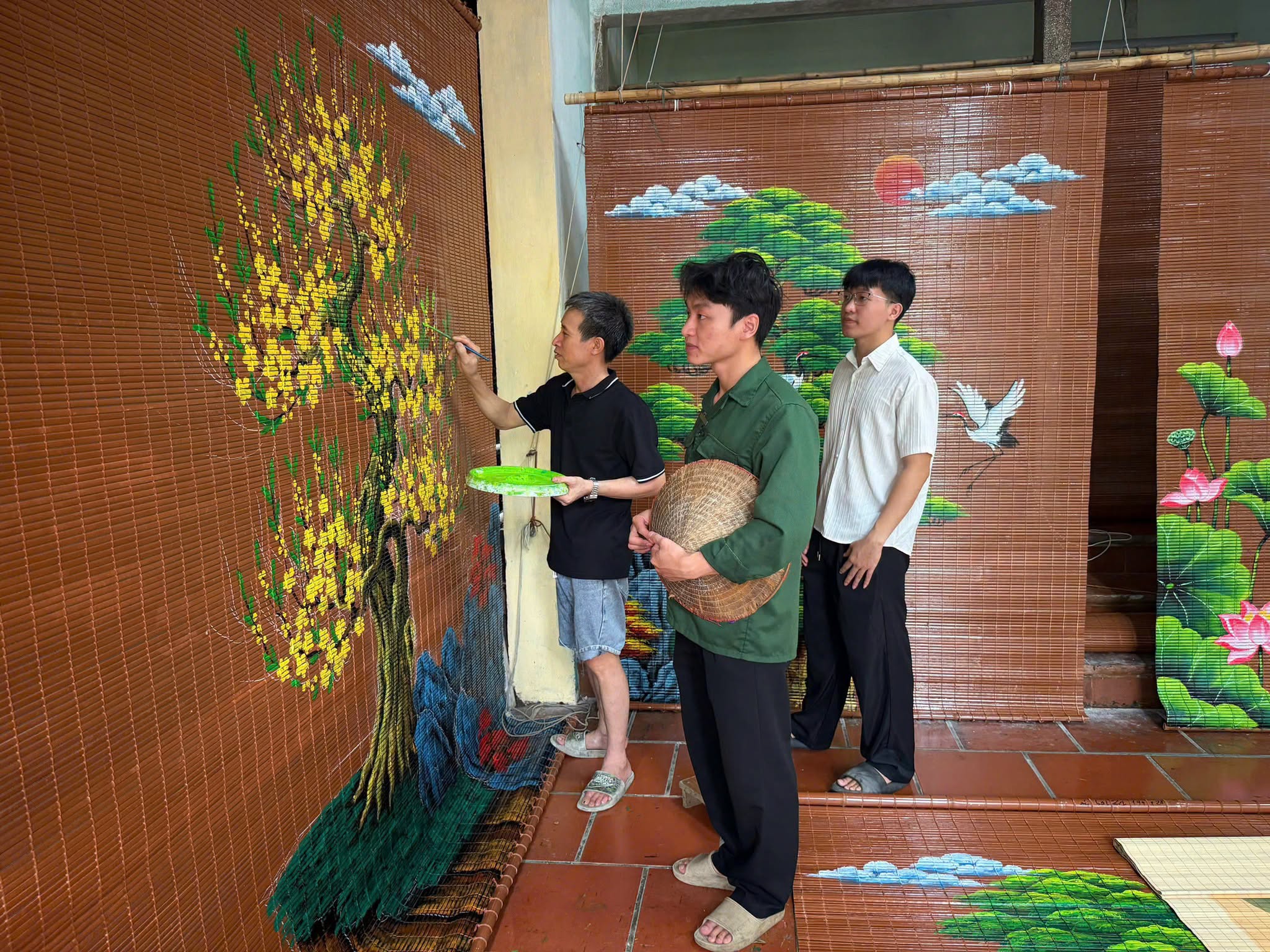 Tác phẩm mành trúc "Cây Mai Vàng" được nghệ nhân phác họa sống động trực tiếp trước ống kính máy quay.