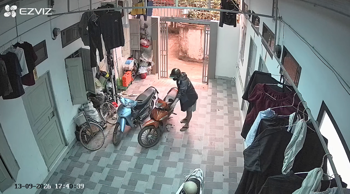 Camera ghi nhận lúc 17:40:39 đối tượng bước vào sân khu trọ tại ngõ 21 đường Phú Yên, thôn Phú Vinh và tiếp cận chiếc xe máy màu nâu đỏ.