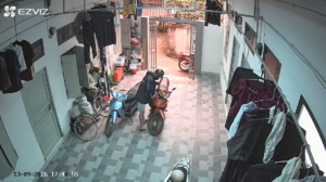 Lúc 17:40:55, đối tượng cúi người thực hiện thao tác phá khóa xe tay ga nhanh chóng.