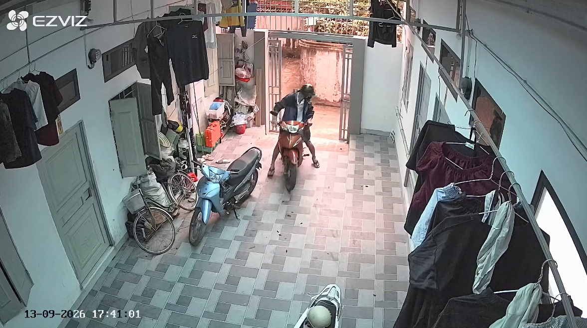Đến 17:41:01, đối tượng điều khiển chiếc xe bị trộm chạy thẳng ra hướng ngõ lớn.