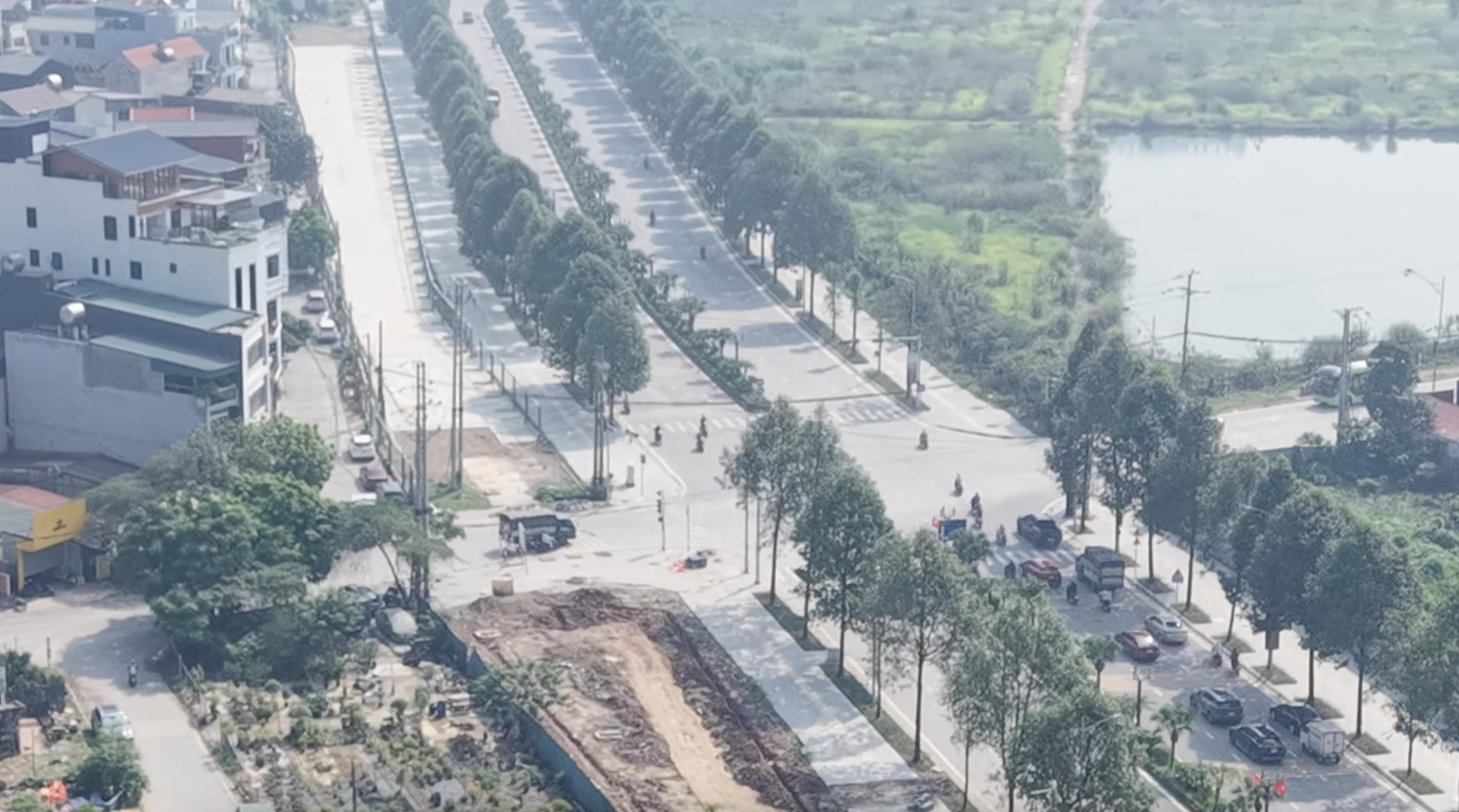Tuyến đường dẫn dài đòi hỏi phương tiện phải kiểm soát tốc độ trước khi tiếp cận nút giao cắt.