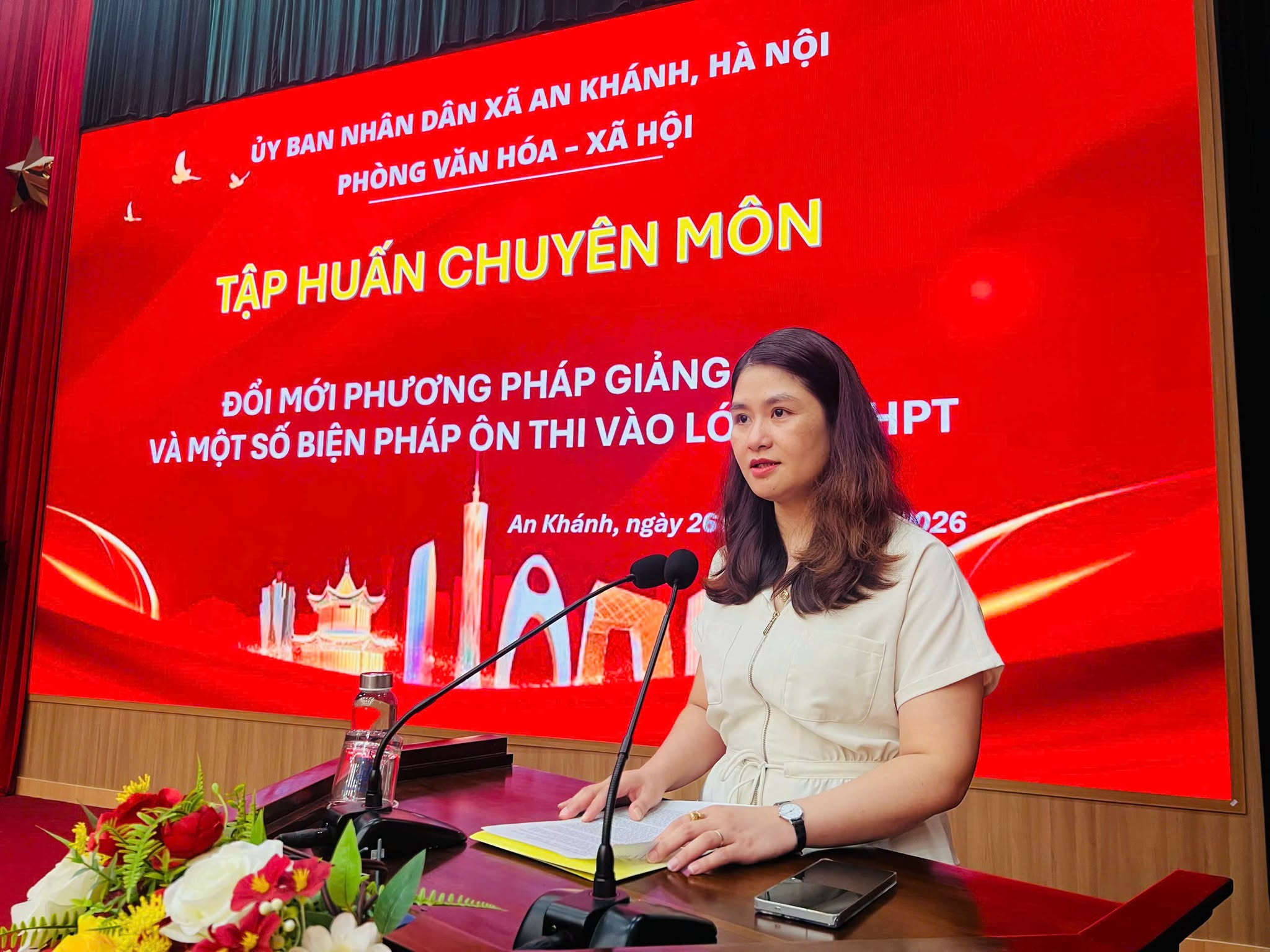 Đồng chí Ngô Thị Sinh nhấn mạnh yêu cầu cấp thiết của việc đổi mới phương pháp dạy học.