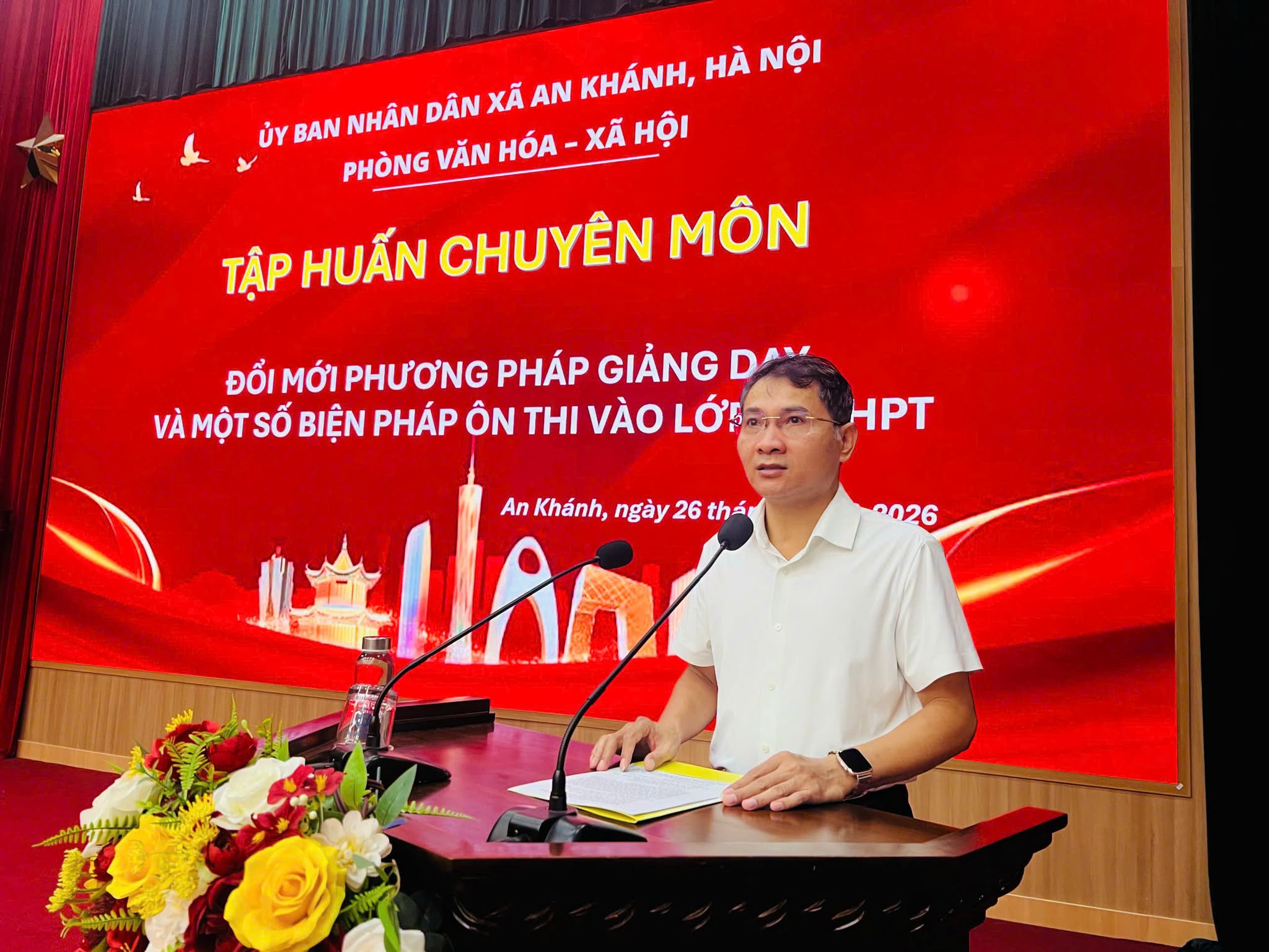 Thầy Nguyễn Cao Cường trực tiếp trao đổi kinh nghiệm về đổi mới phương pháp dạy học môn Toán.