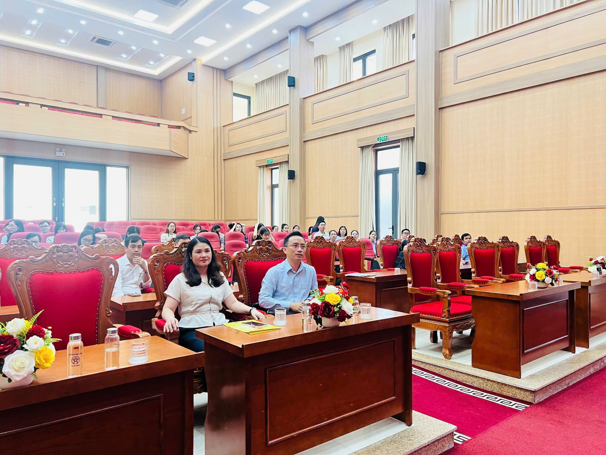 Các cán bộ quản lý và giáo viên Toán chăm chú theo dõi nội dung tập huấn.