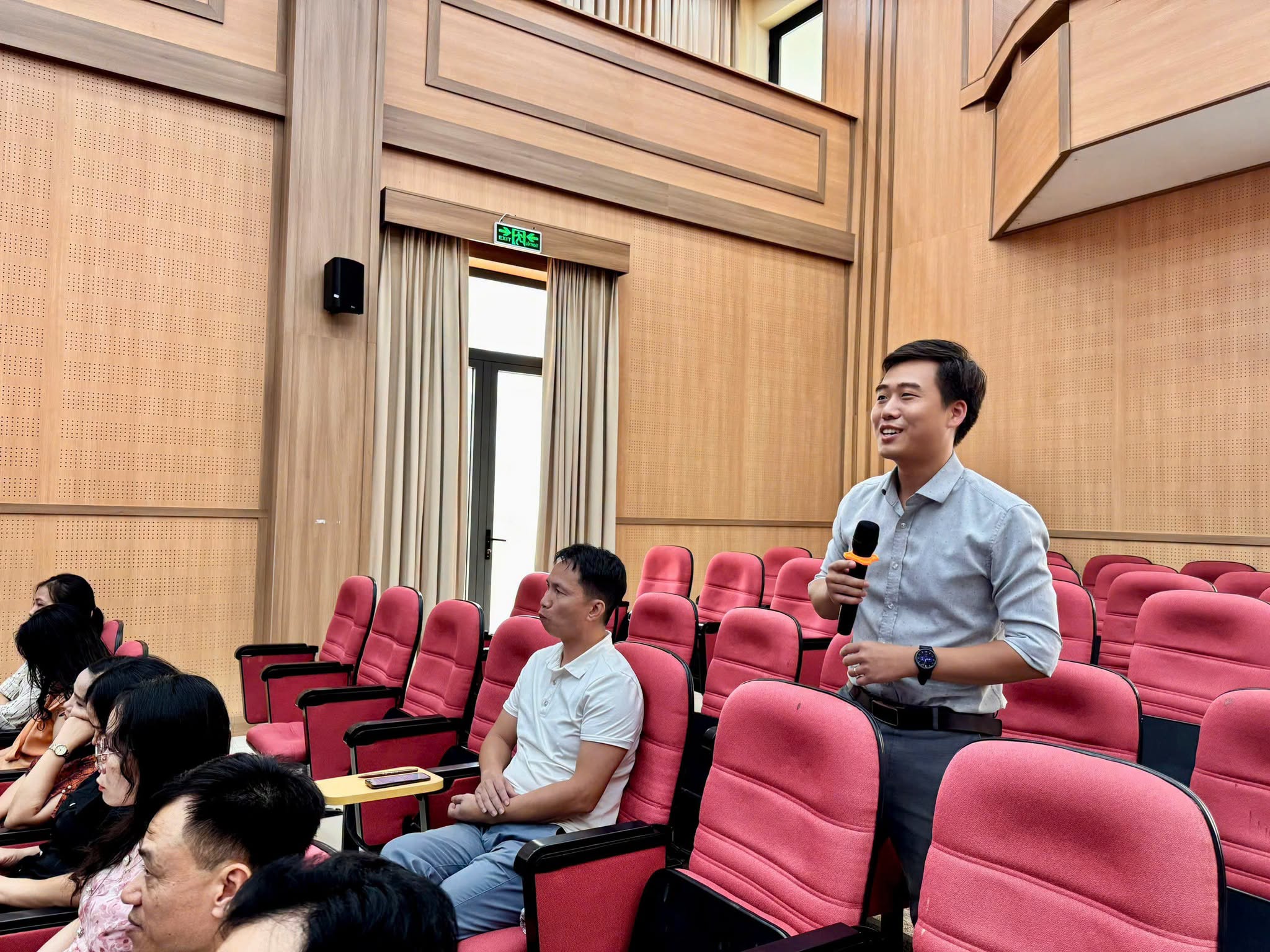 Một thầy giáo hào hứng trao đổi về các giải pháp ôn thi hiệu quả.
