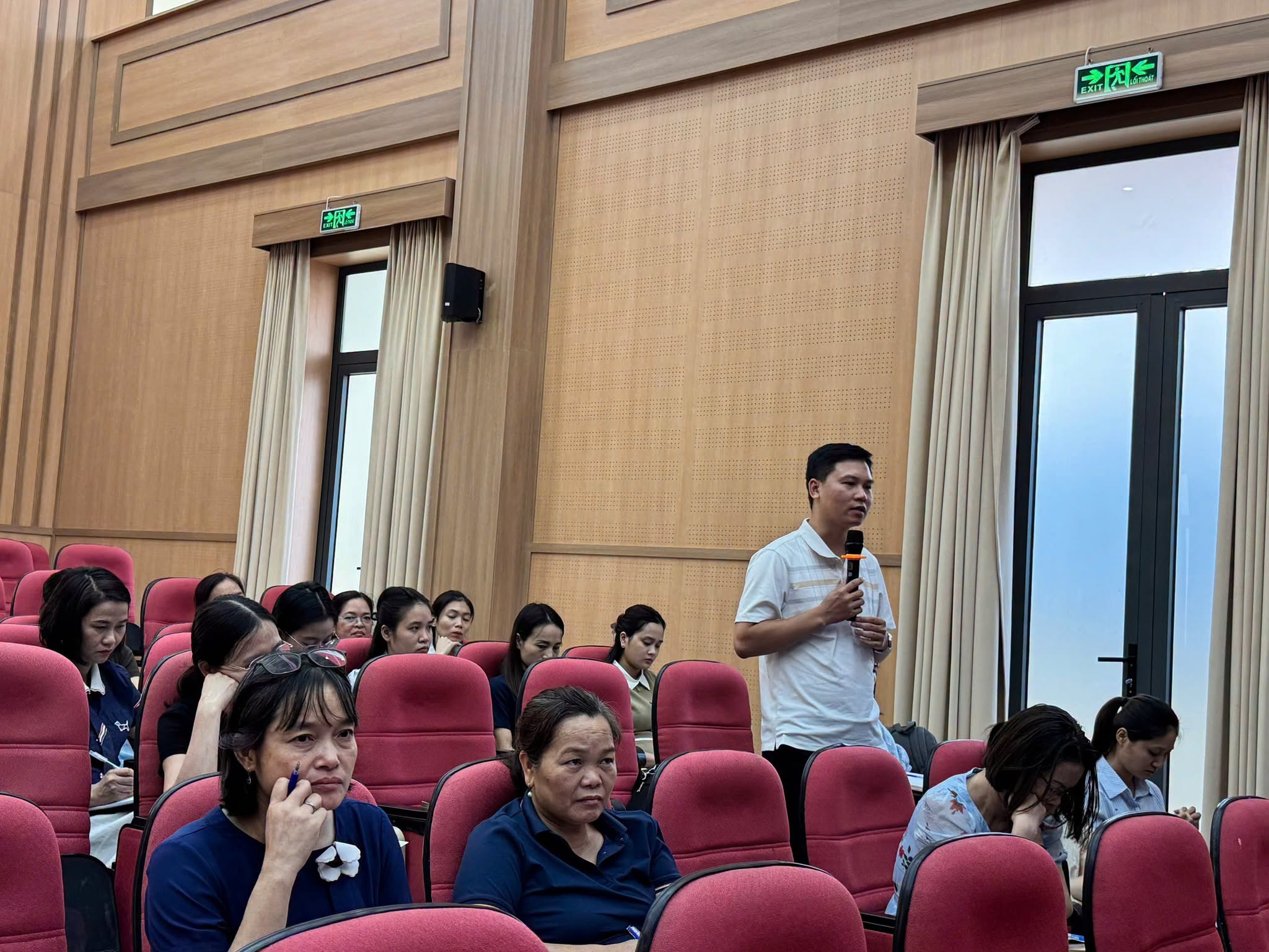 Không khí thảo luận chuyên môn diễn ra vô cùng sôi nổi và cởi mở.