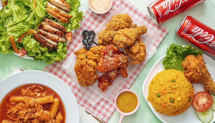 Set ăn tiện lợi kết hợp giữa cơm chiên gà giòn, tokbokki cay nồng và salad tươi mát.