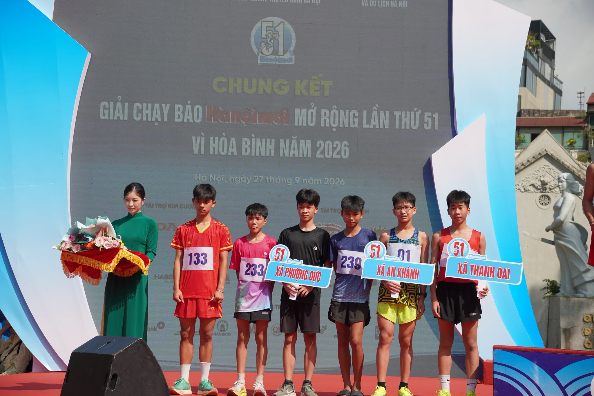 Vận động viên trẻ Đỗ Nhật Minh (mang bib 239) đại diện xã An Khánh tự hào đứng trên bục nhận thưởng.