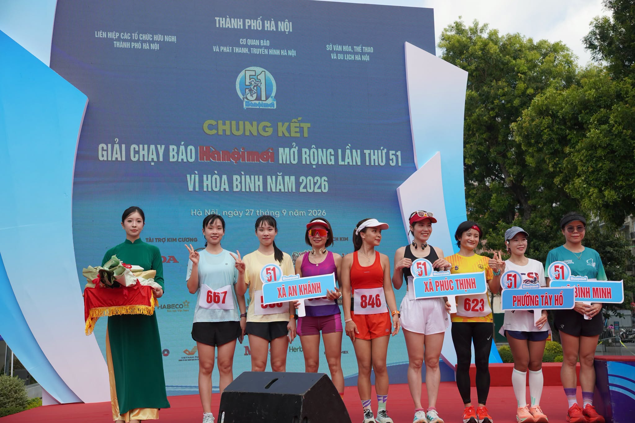Đại diện lãnh đạo và cán bộ văn hóa xã An Khánh tặng hoa chúc mừng thành tích tự hào của VĐV trẻ.