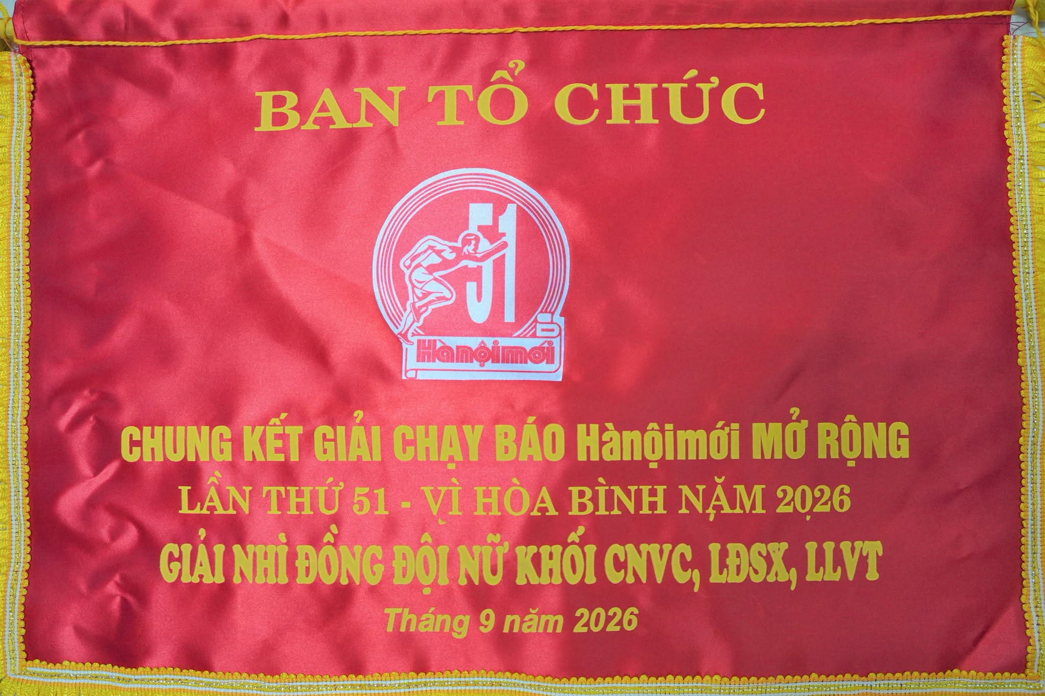 Vận động viên nữ xã An Khánh (mang bib 51) rạng rỡ nhận giải thưởng cá nhân xuất sắc.