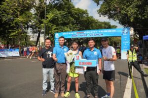 Bước chạy bứt tốc mạnh mẽ của các vận động viên trẻ trong tiếng cổ vũ nhiệt tình của người hâm mộ.