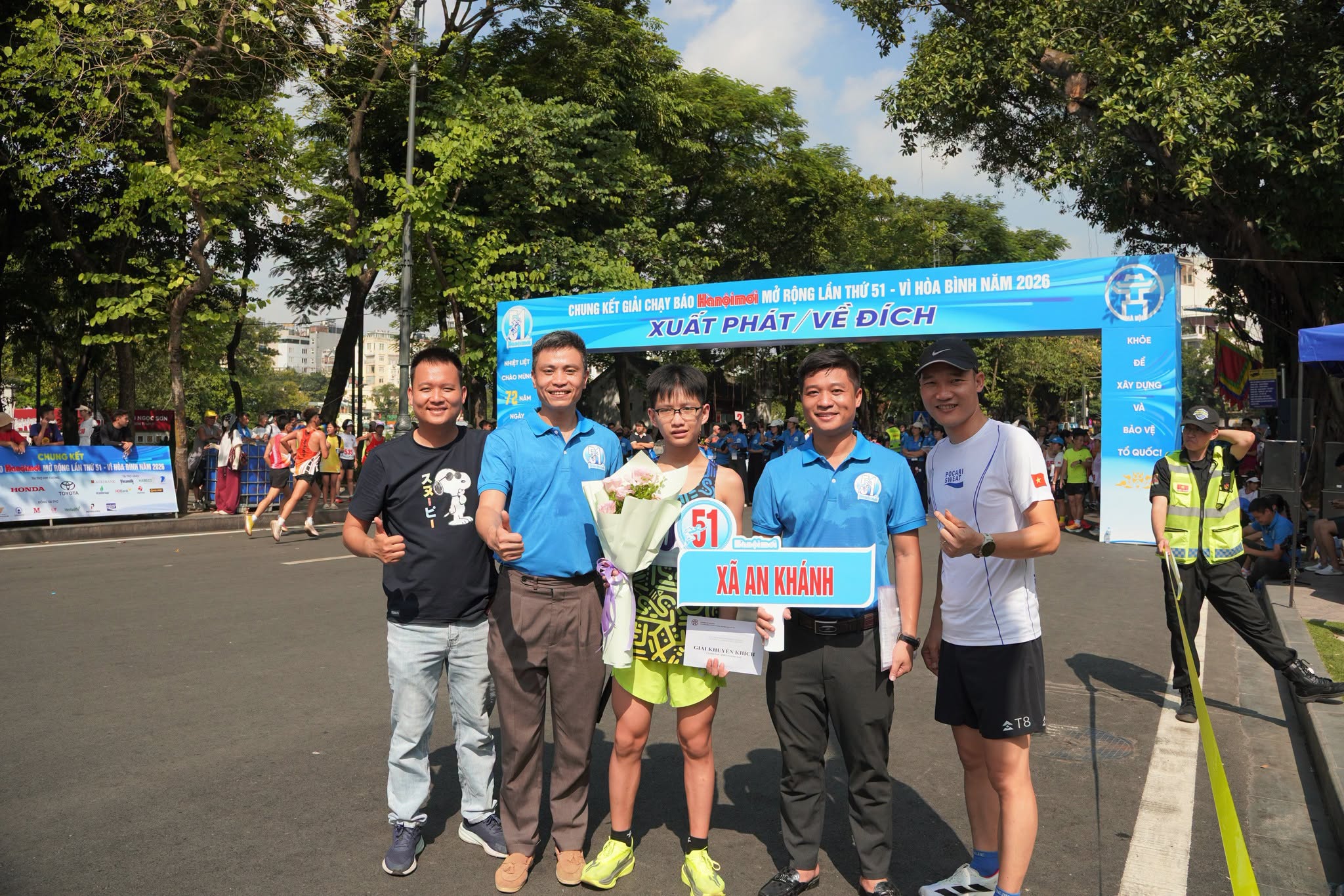 Bước chạy bứt tốc mạnh mẽ của các vận động viên trẻ trong tiếng cổ vũ nhiệt tình của người hâm mộ.