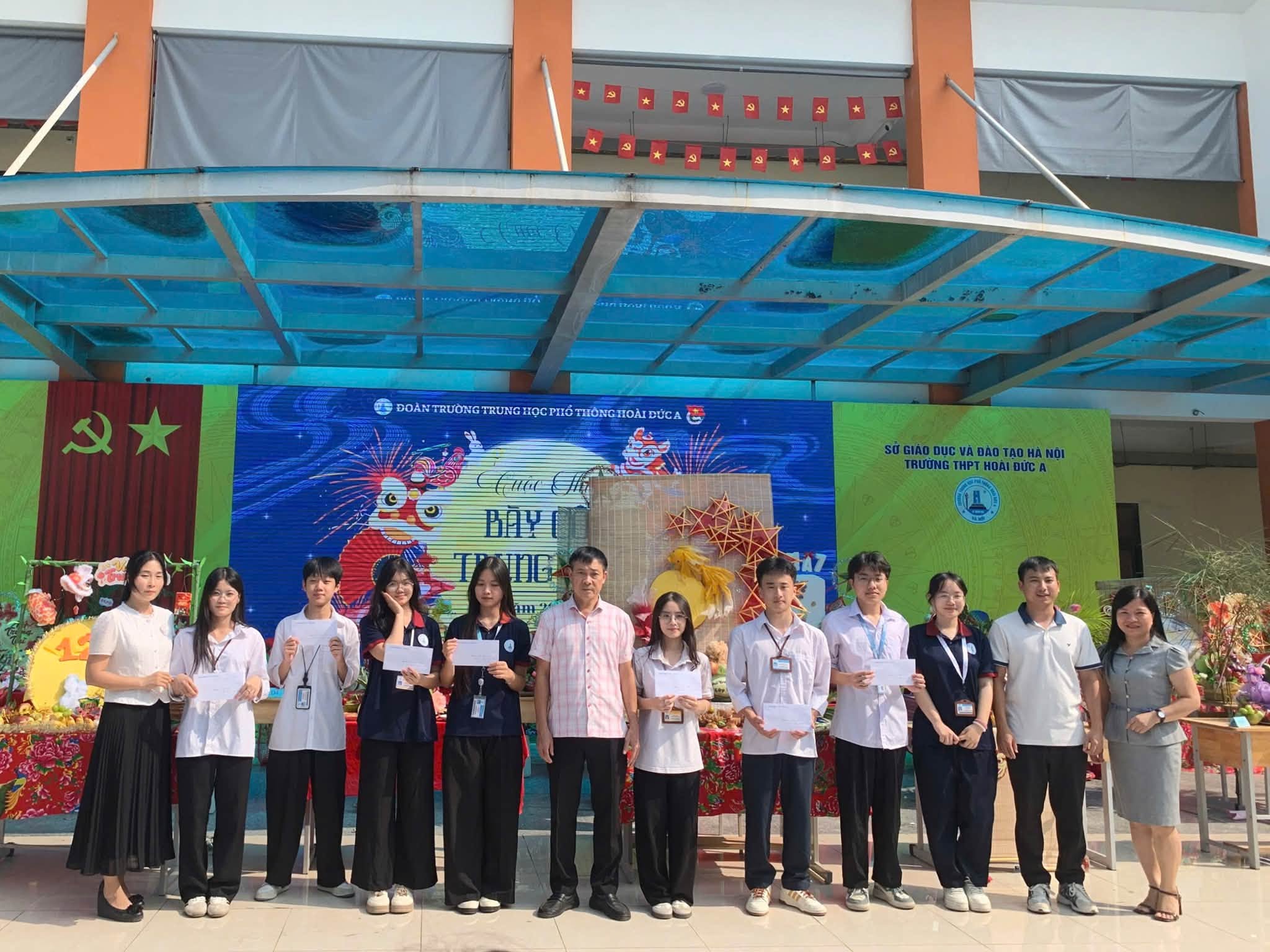 Ban Giám hiệu nhà trường biểu dương và trao những phần thưởng xứng đáng cho đại diện các tập thể lớp.