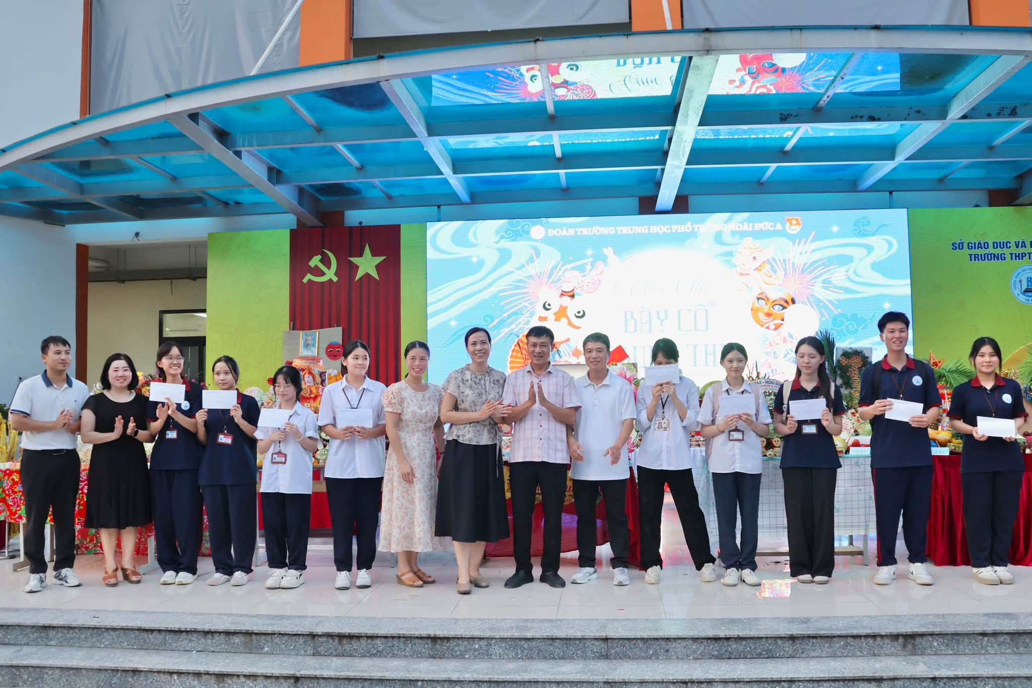 Nụ cười hạnh phúc của thầy và trò THPT Hoài Đức A khép lại một ngày hội Trung thu rực rỡ và đong đầy kỷ niệm.
