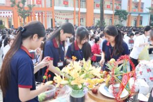 Sự tập trung cao độ và phối hợp nhịp nhàng giữa các thành viên để hoàn thiện từng góc của mâm cỗ.