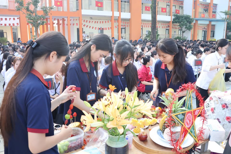 Sự tập trung cao độ và phối hợp nhịp nhàng giữa các thành viên để hoàn thiện từng góc của mâm cỗ.