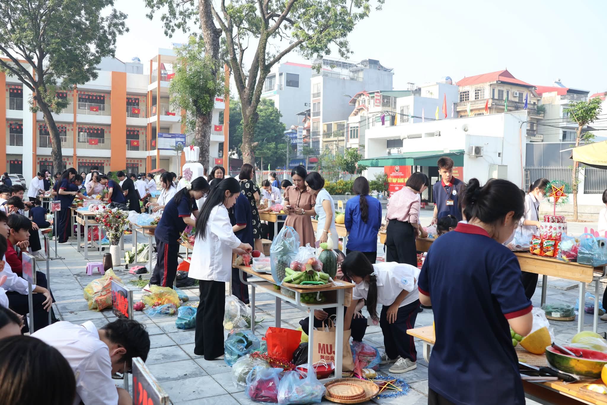 Toàn cảnh sân trường THPT Hoài Đức A rộn rã tiếng cười trong ngày hội thi đua bày cỗ trông trăng.