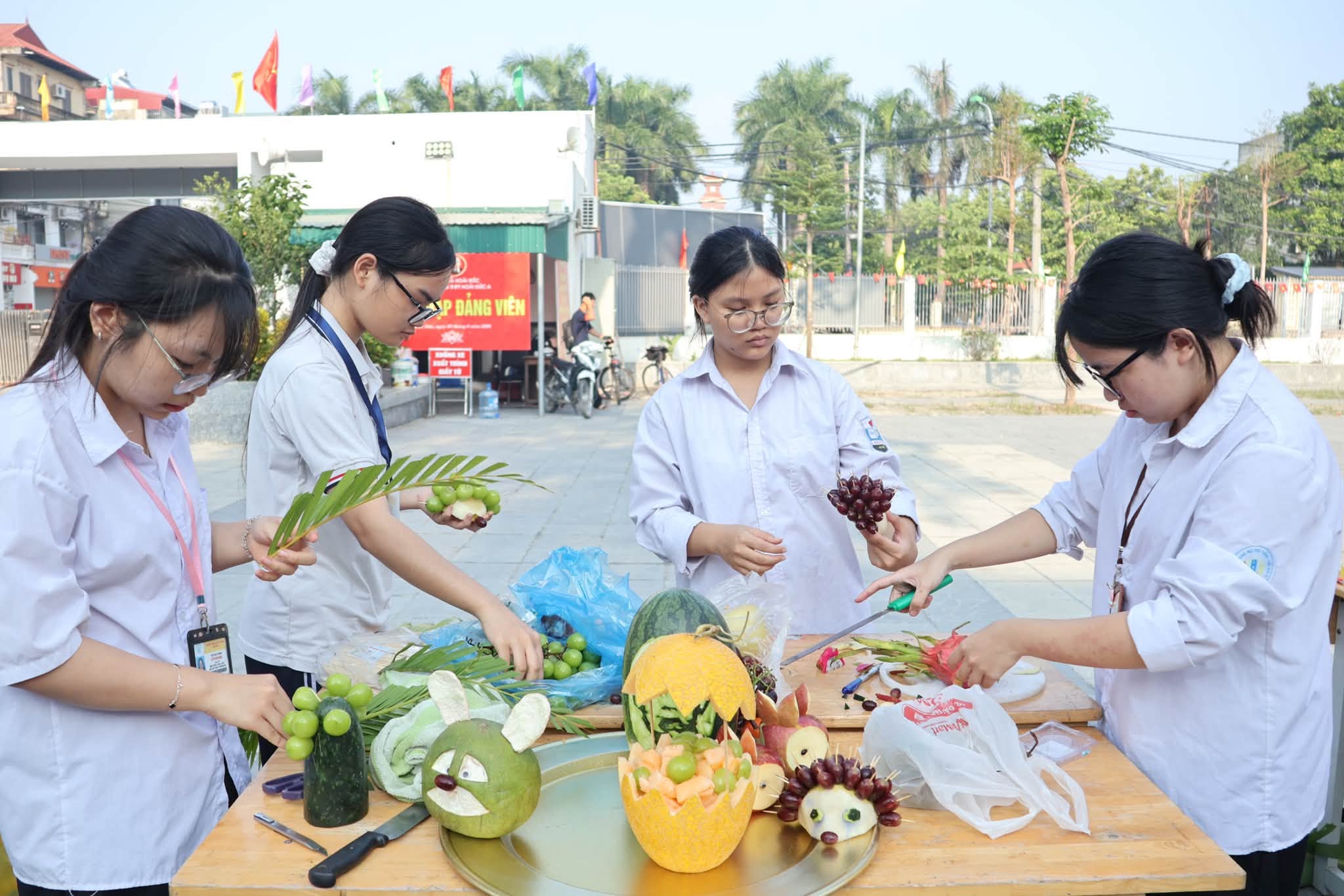 Tác phẩm tỉa dưa lưới, tạo hình chú nhím từ chùm nho và chú thỏ bưởi đáng yêu của các bạn học sinh.