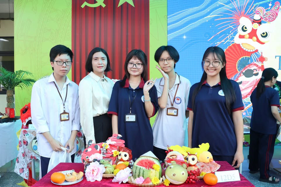 Niềm tự hào rạng ngời của cô và trò bên mâm cỗ Trung thu hoàn chỉnh mang đậm dấu ấn sáng tạo riêng biệt.