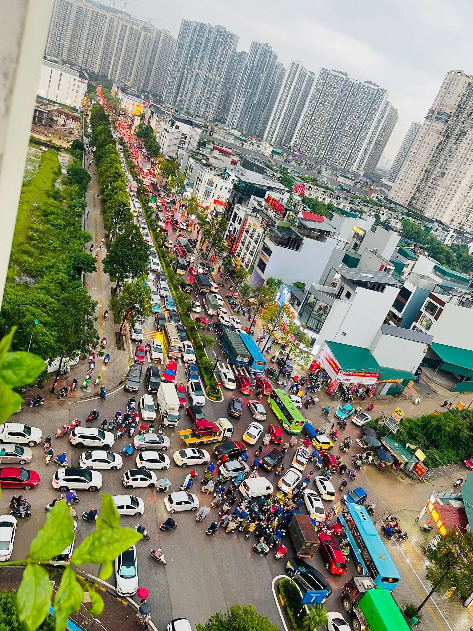 Cảnh tượng ùn tắc giao thông đường Nam An Khánh kéo dài, hàng trăm phương tiện đứng chôn chân giữa lòng đường.