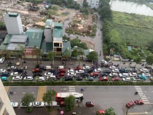 Cảnh tượng phương tiện dừng bất động kéo dài, phản ánh nỗi ngán ngẩm của người tham gia giao thông mỗi ngày.