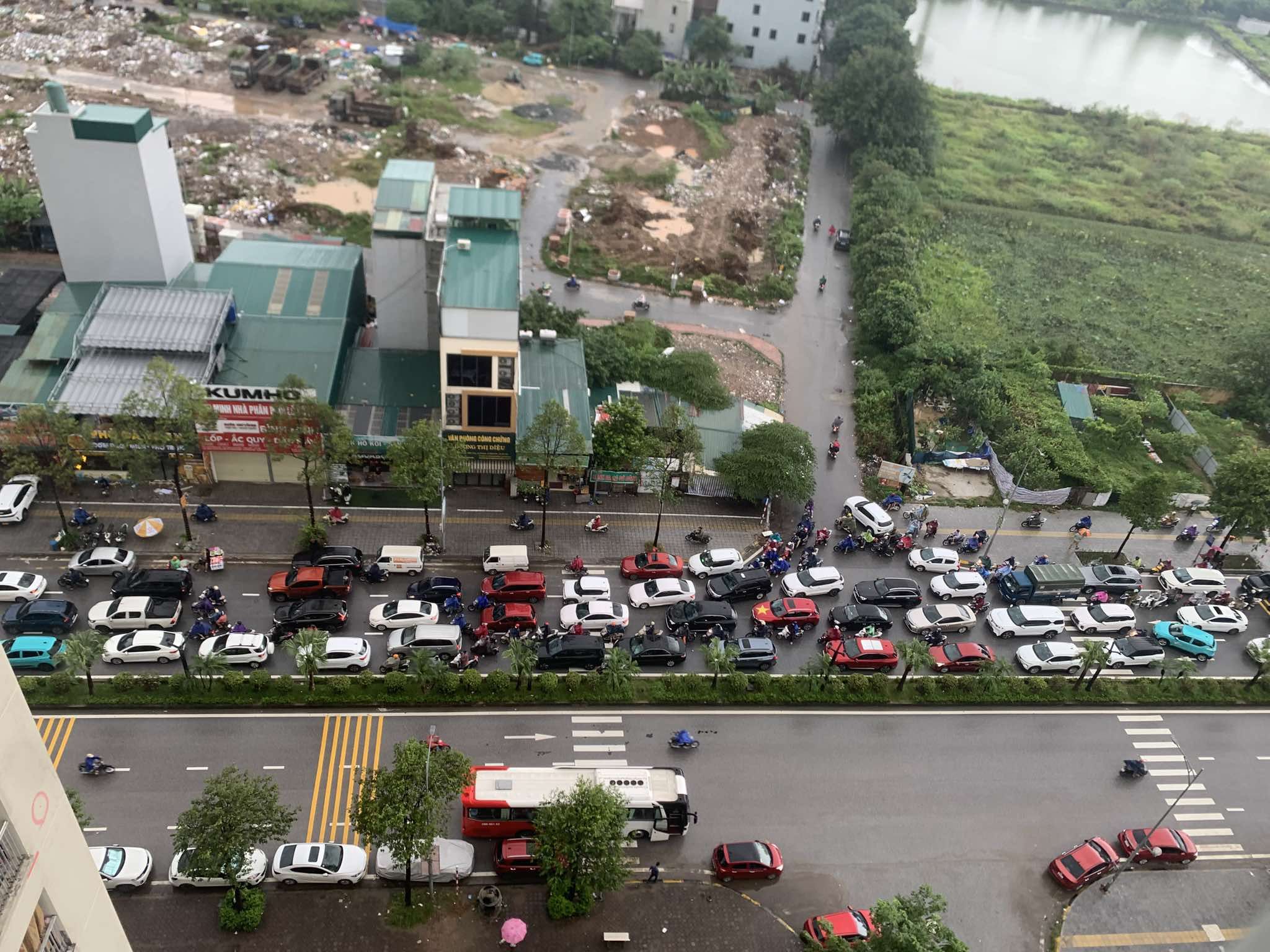 Cảnh tượng phương tiện dừng bất động kéo dài, phản ánh nỗi ngán ngẩm của người tham gia giao thông mỗi ngày.