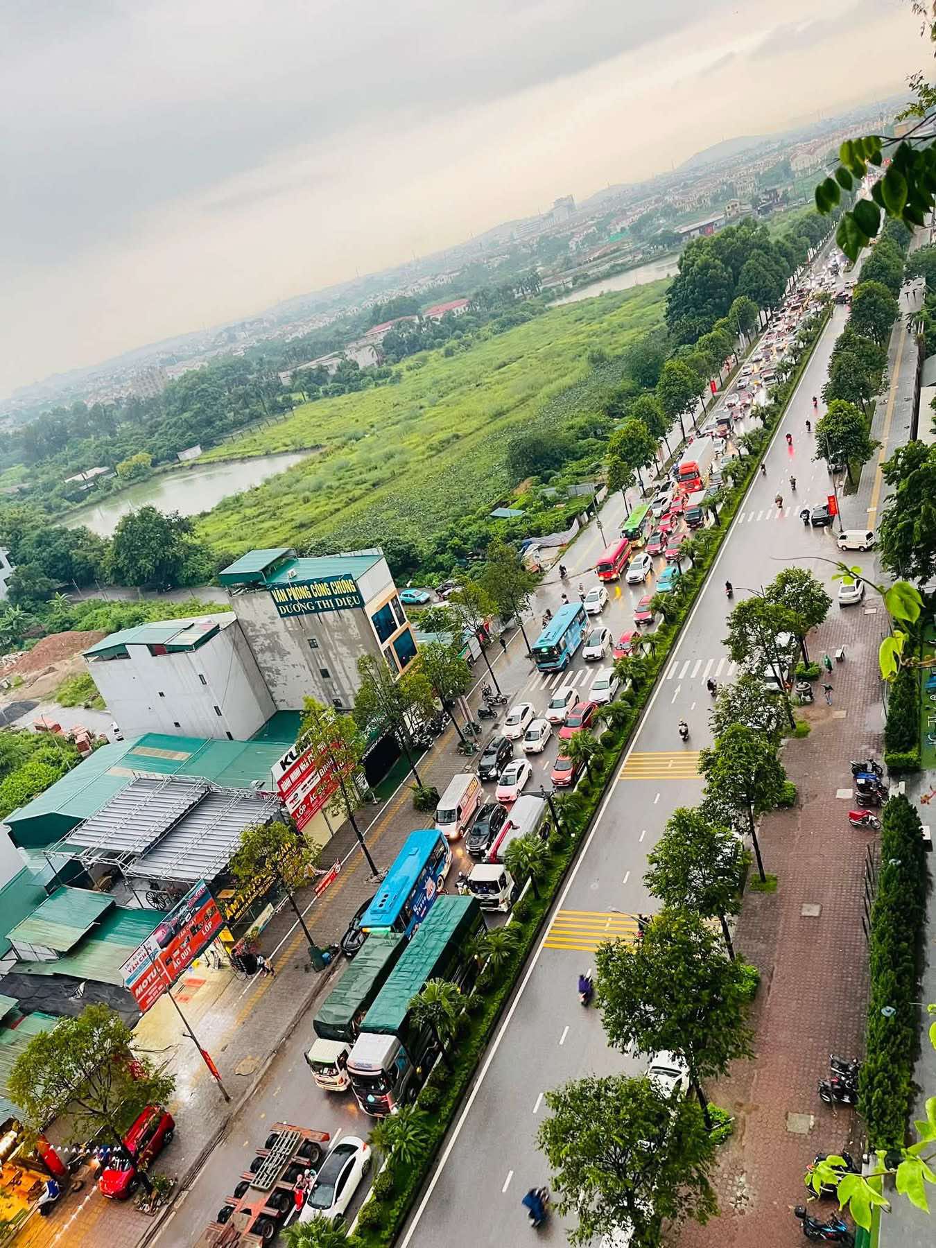 Các dòng xe chở khách và phương tiện vận tải xếp thành hàng dài kiên nhẫn chờ đợi tín hiệu thông đường.