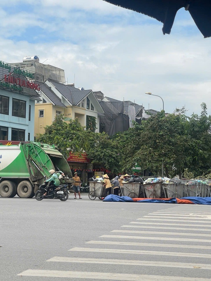 Cảnh tượng nhếch nhác, phản cảm đối lập hoàn toàn với diện mạo khu đô thị mới hiện đại.