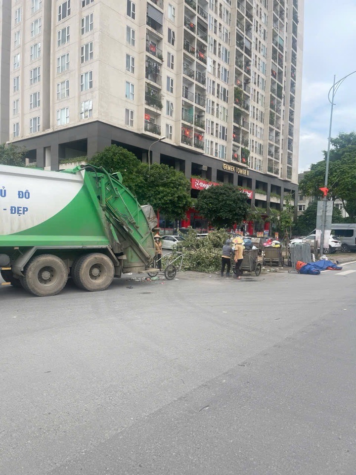 Xe ép rác chuyên dụng chiếm dụng diện tích lớn lòng đường ngay trước mặt tiền tòa chung cư Gemek Tower II.