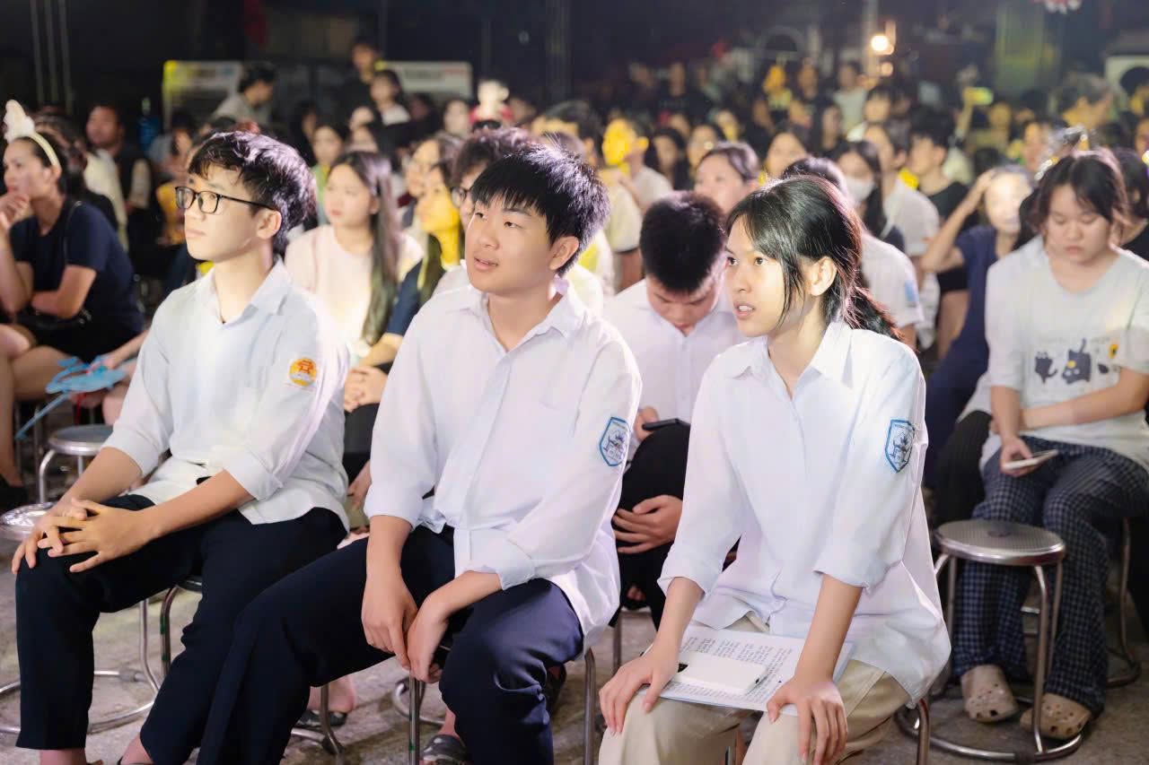 Các em học sinh khối THPT háo hức, tự hào lắng nghe thành tích của bản thân và bạn bè được vinh danh trên sân khấu.
