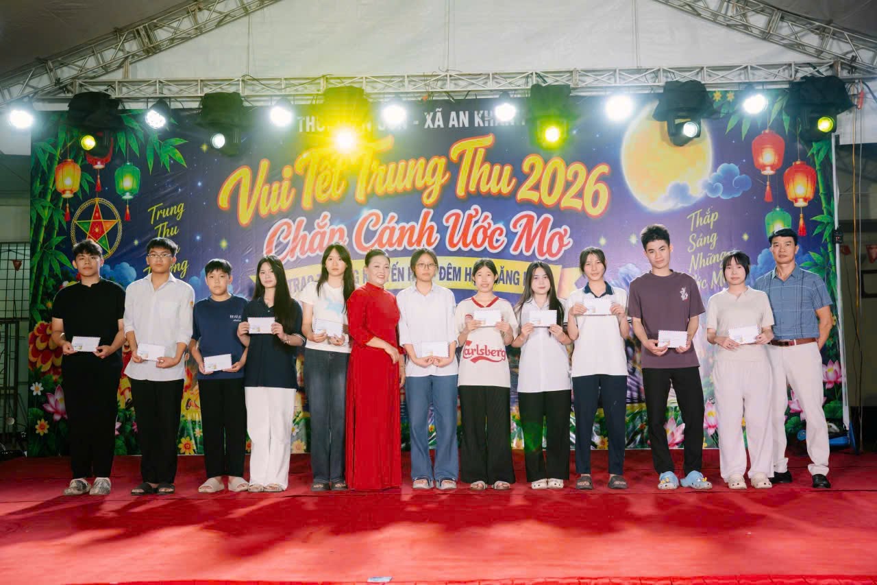 Lãnh đạo địa phương trao quà chúc mừng các tân sinh viên chuẩn bị bước vào giảng đường đại học.