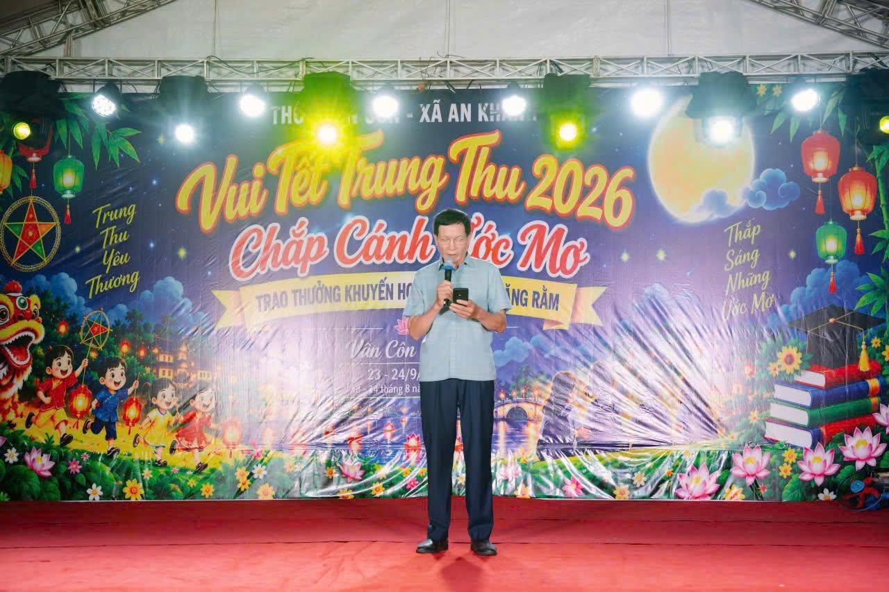 Khoảnh khắc trang trọng khi đại diện Ban Khuyến học thôn công bố danh sách các em học sinh xuất sắc.
