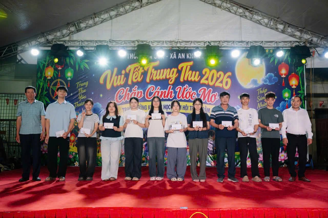 Lãnh đạo thôn Vân Côn tặng hoa tri ân các mạnh thường quân, đại diện dòng họ đã ủng hộ vật chất và tinh thần cho Quỹ.