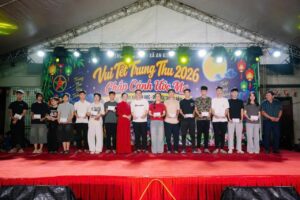 Các thầy cô giáo đại diện nhà trường trao phần thưởng động viên các em học sinh đỗ điểm cao.