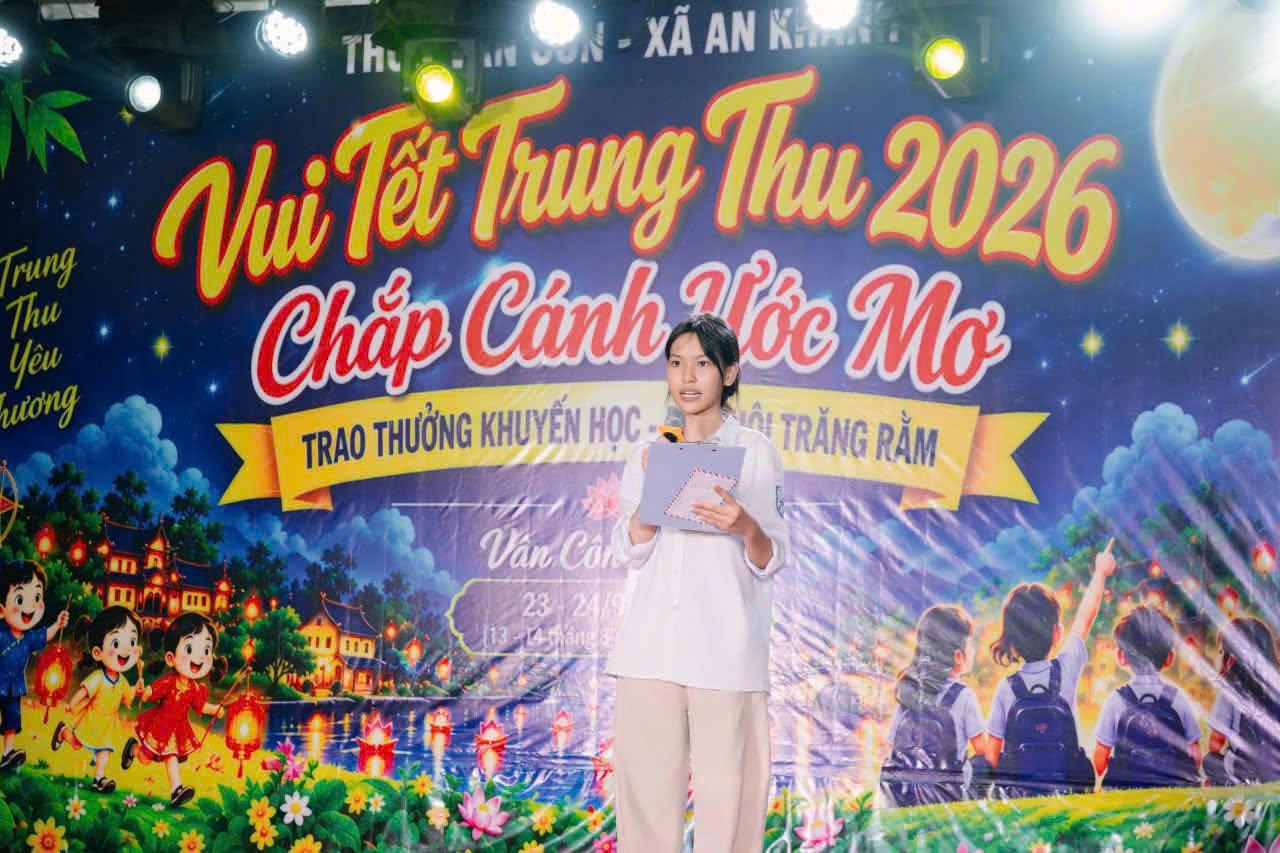 Niềm tự hào của đại diện hội phụ huynh và lãnh đạo thôn bên cạnh những gương mặt xuất sắc của khối THPT.