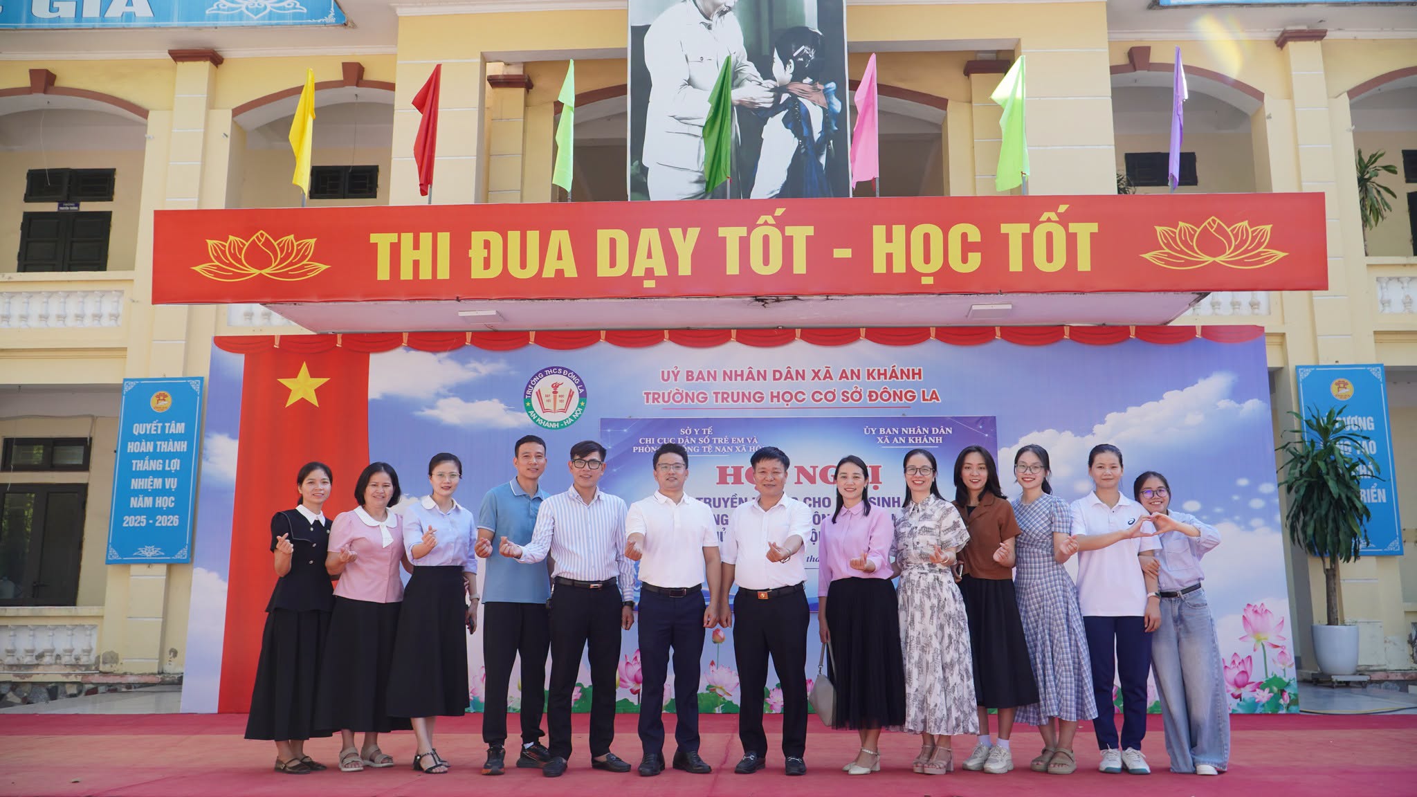 Ban tổ chức cùng các đại biểu, thầy cô giáo chụp ảnh lưu niệm tại sân trường THCS Đông La.