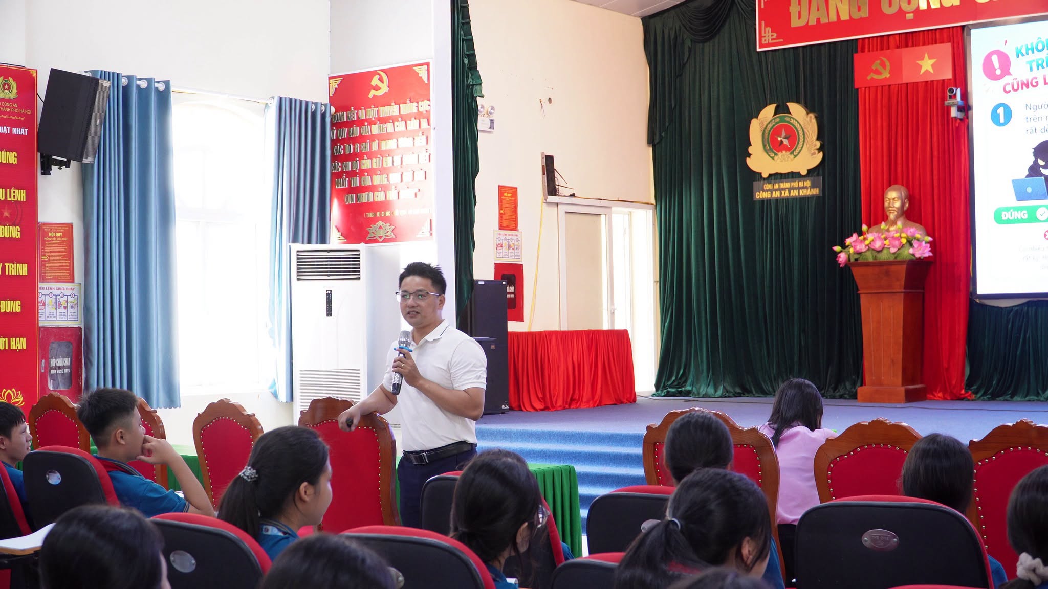 Các em học sinh chăm chú theo dõi những hướng dẫn kỹ năng bảo vệ an toàn cá nhân từ chuyên gia.