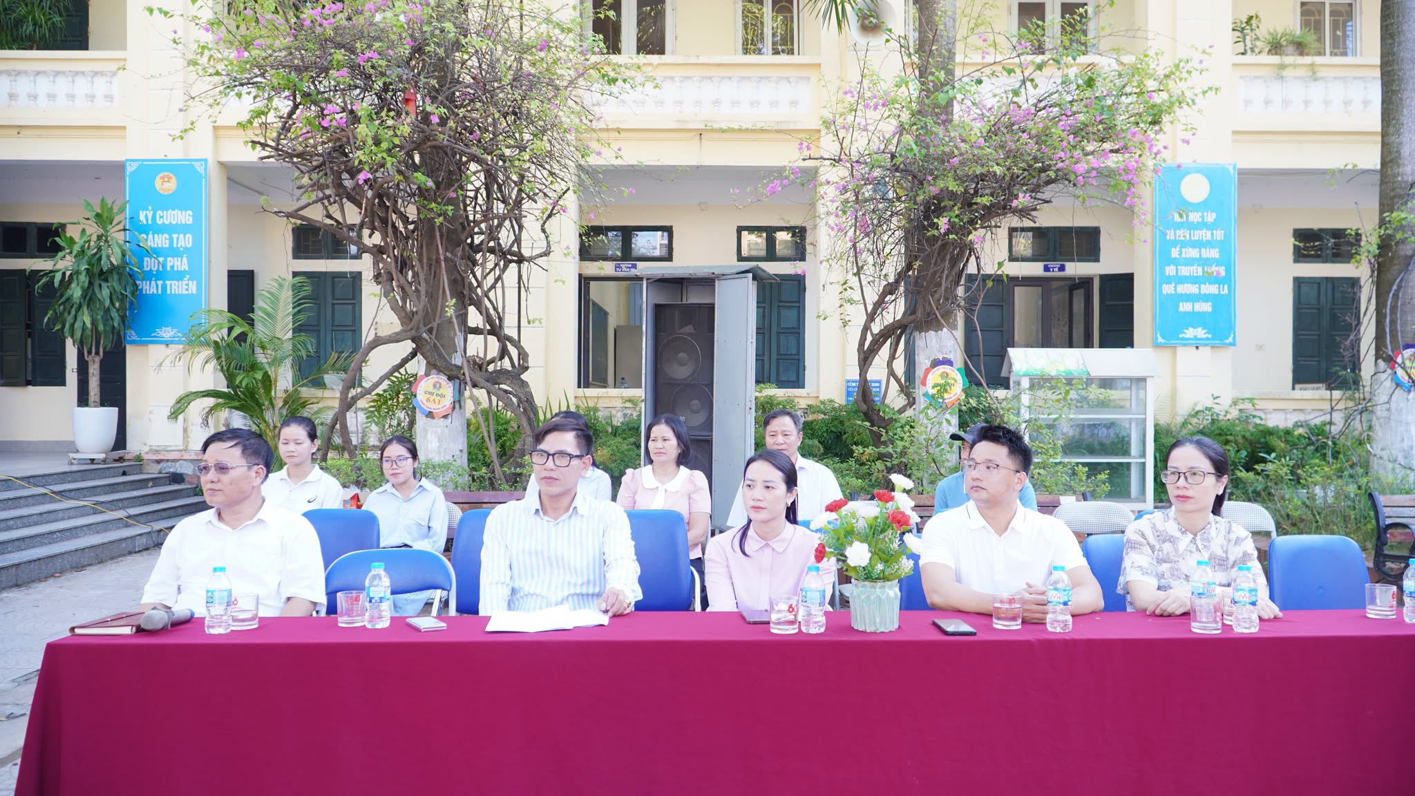 Các đồng chí lãnh đạo, chuyên viên và ban giám hiệu nhà trường chăm chú theo dõi buổi tuyên truyền.