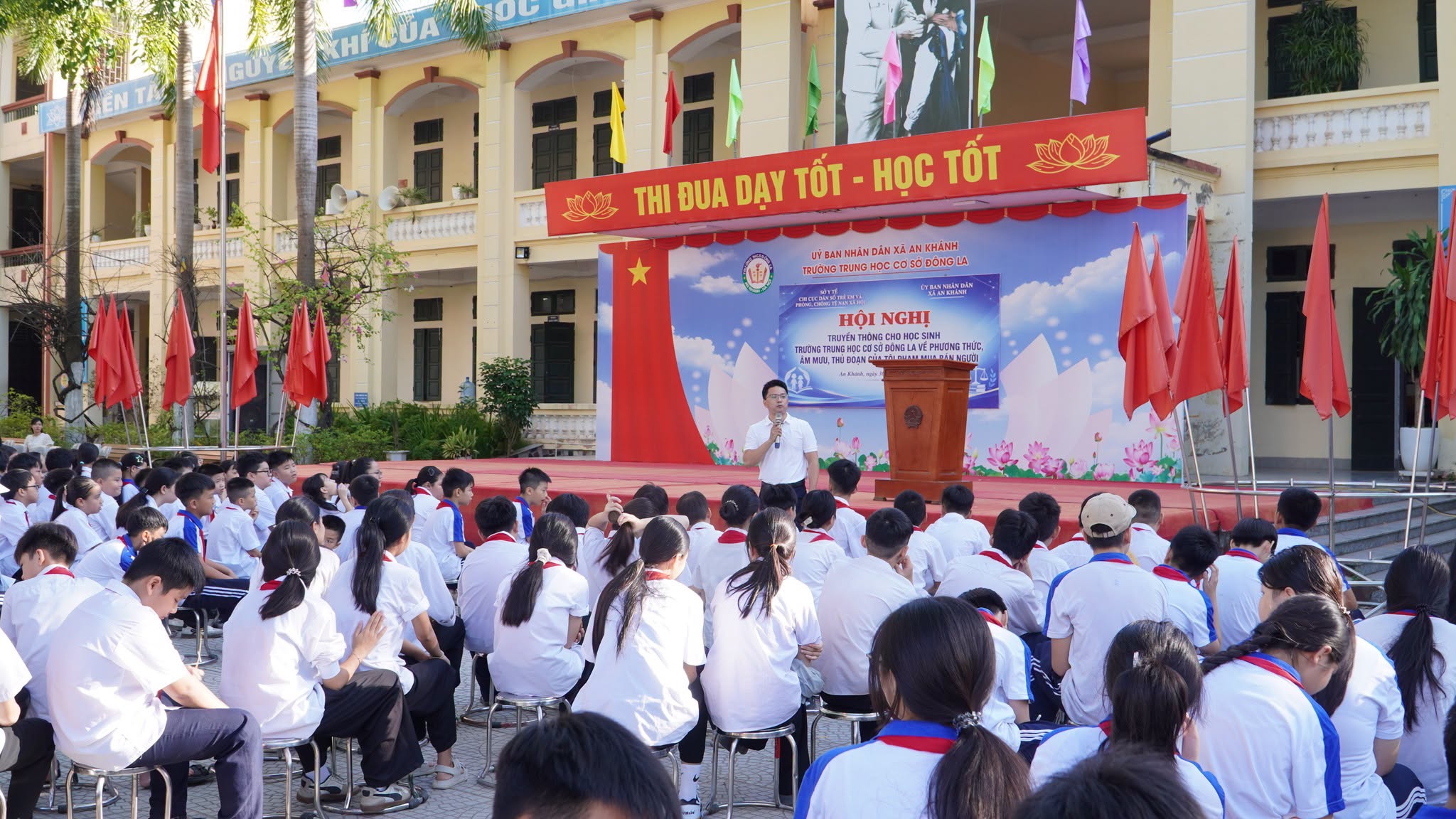 Học sinh tập trung lắng nghe và theo dõi báo cáo viên phân tích các dấu hiệu lừa đảo trên mạng xã hội.