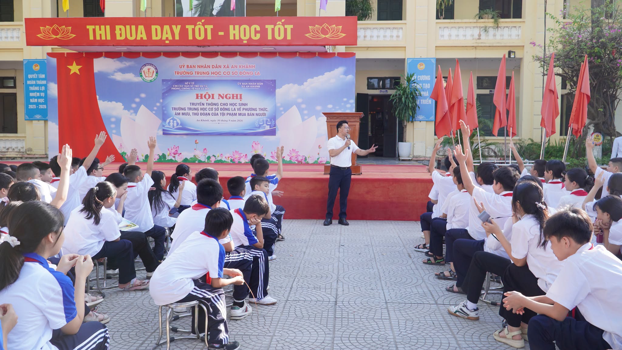Không khí sôi nổi khi các em học sinh nhiệt tình giơ tay phát biểu ý kiến xử lý tình huống.