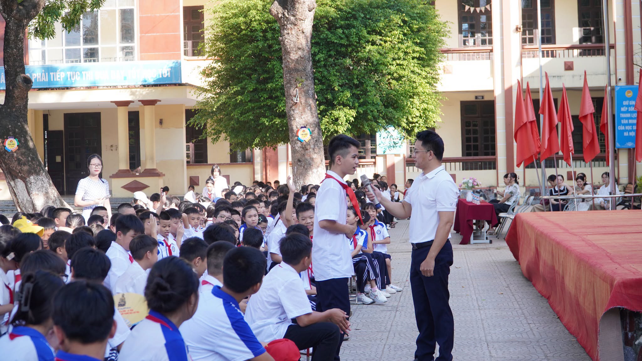 Một nam sinh mạnh dạn chia sẻ quan điểm của mình về cách phòng chống lừa đảo trực tuyến.