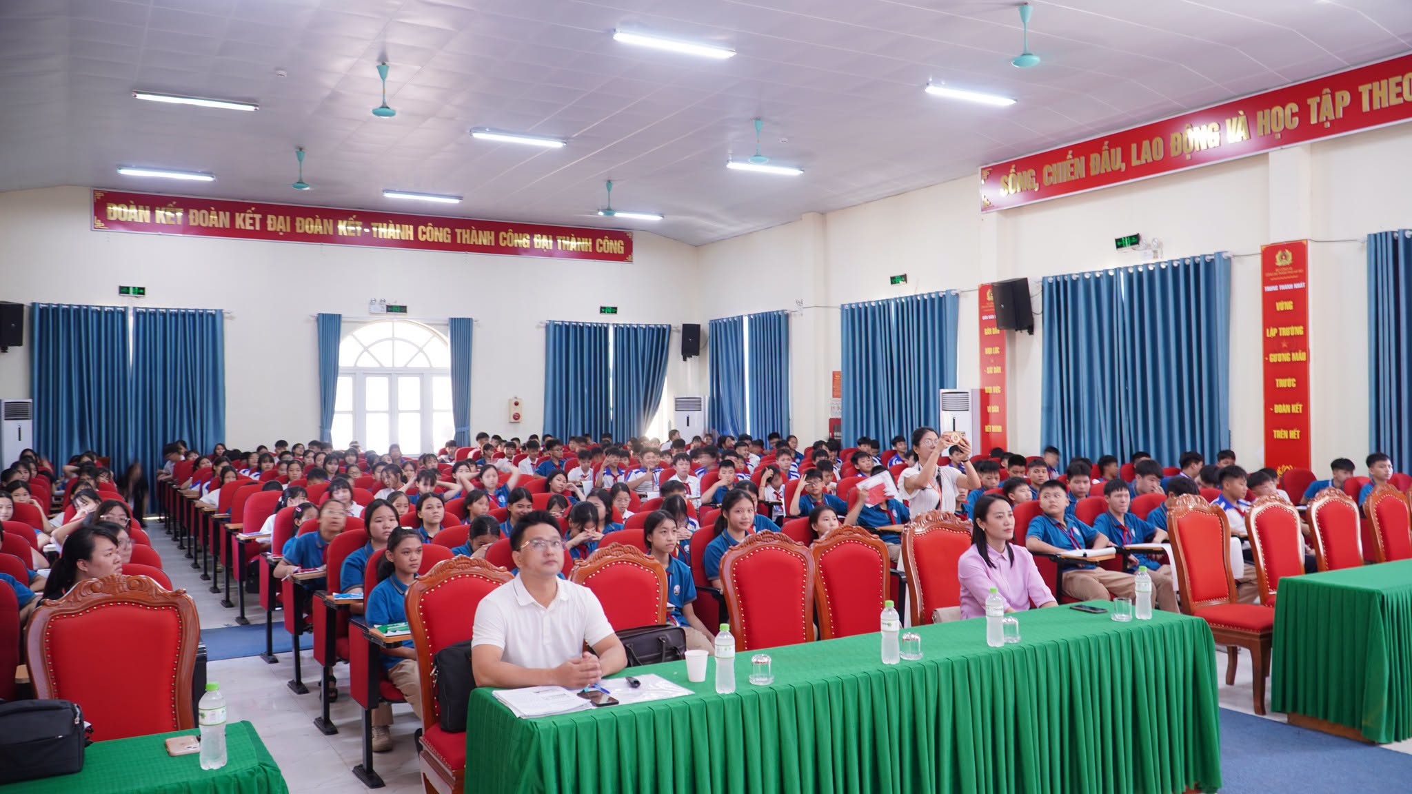 Đại diện học sinh nhận những món quà khích lệ tinh thần tìm hiểu pháp luật.
