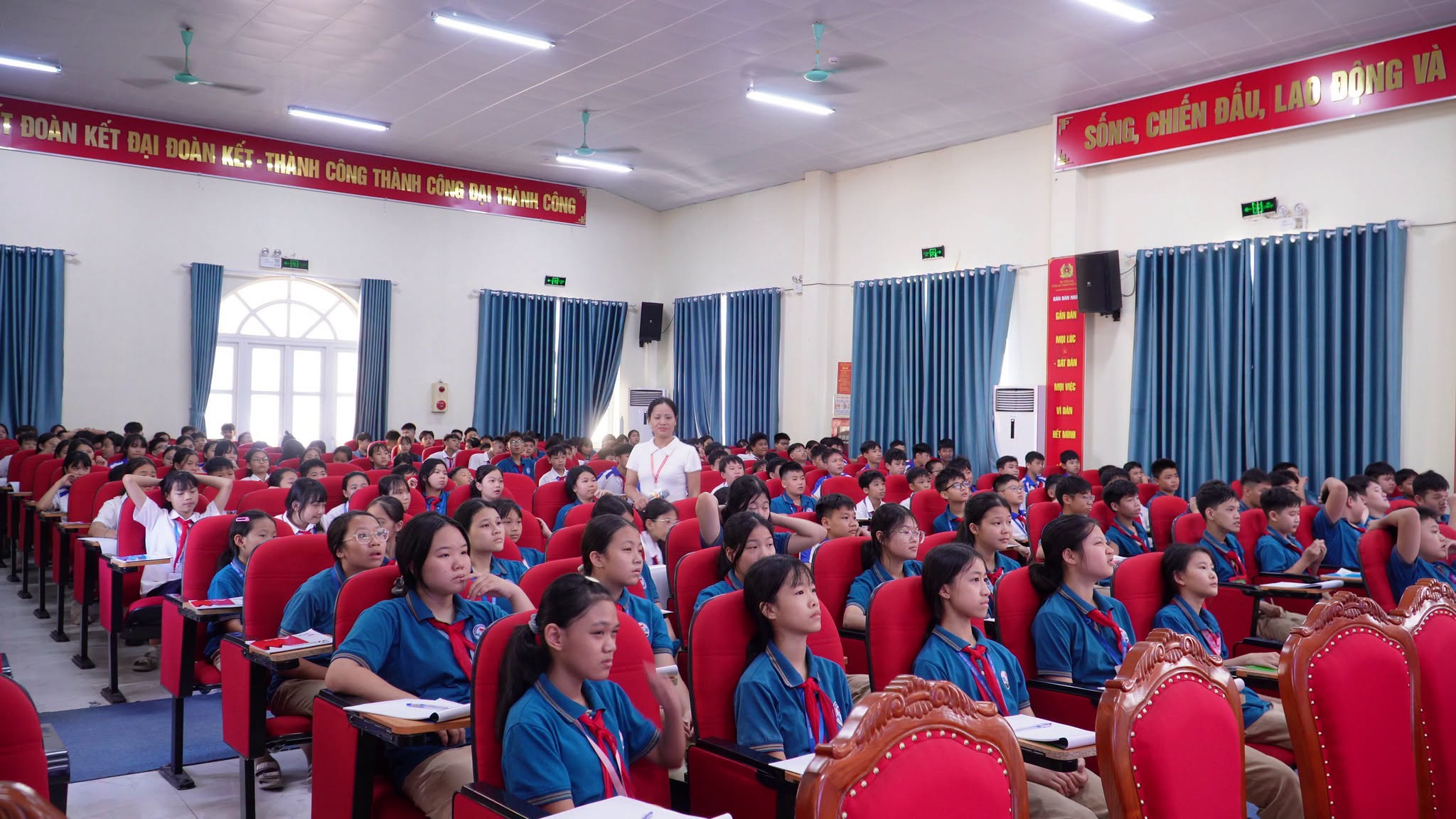 Hàng trăm học sinh khối THCS tham gia buổi truyền thông ý nghĩa.